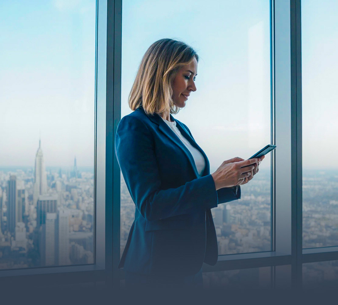 Pracownik pracujący w podr&oacute;ży korzystający z niezawodnego połączenia eSIM