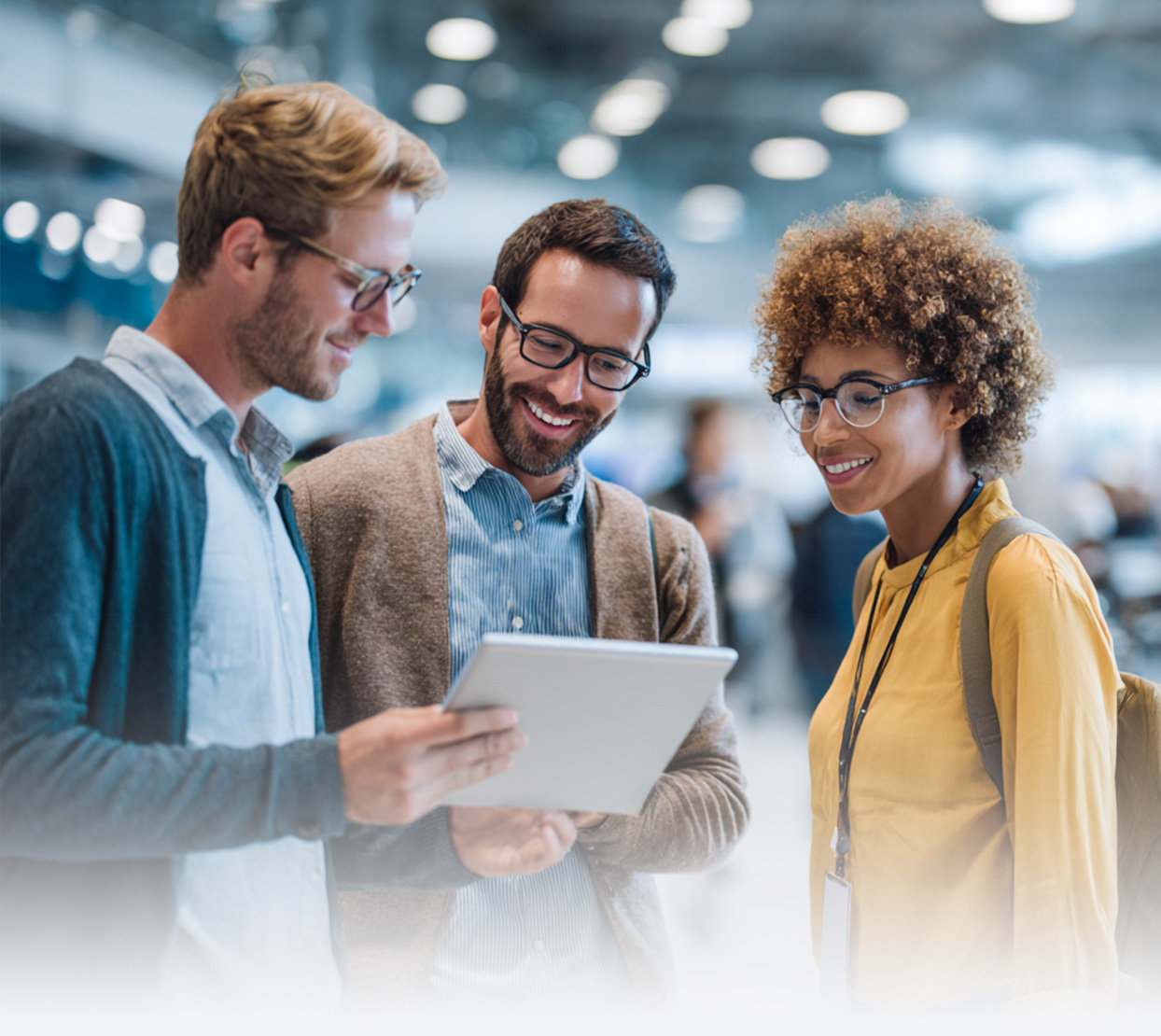 Młodzi ludzie korzystający z urządzeń połączonych z kartą eSIM simyousoon