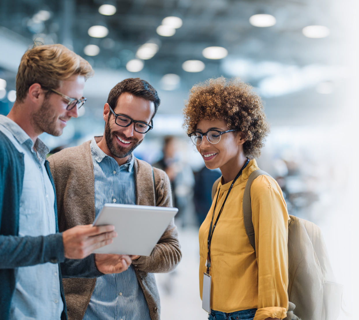 Osoby z iPadem połączone z kartą eSIM simyousoon