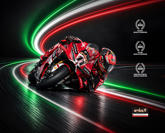 Nicolò Bulega em inclinação na Ducati Panigale da equipa Aruba.it Racing, com os troféus SBK 2026 de campeões do mundo de pilotos, equipas e construtores.