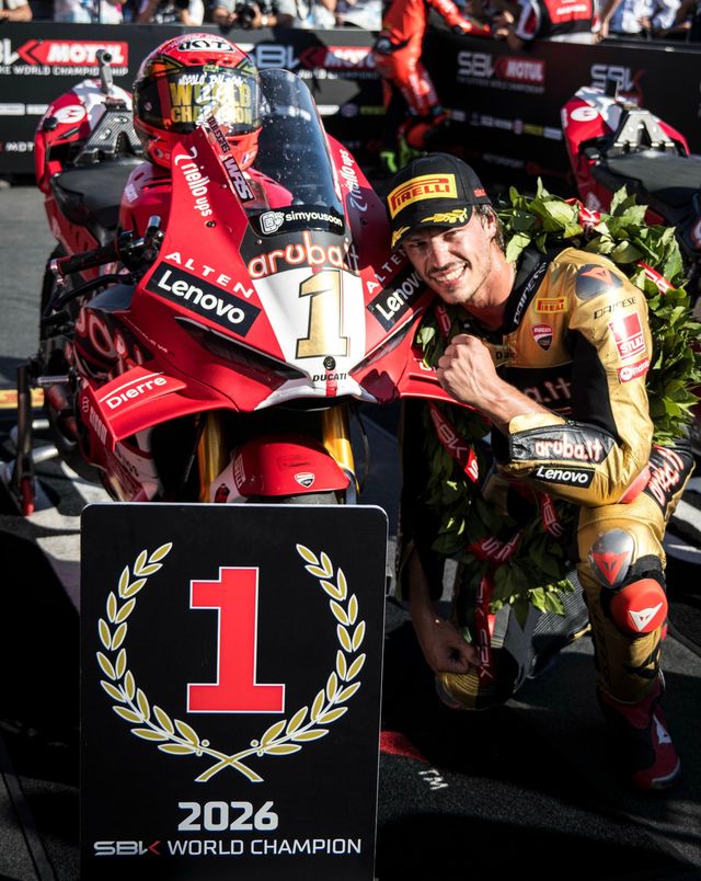 Nicolò Bulega świętuje tytuł mistrza świata Superbike 2026 obok Ducati Panigale V4 zespołu Aruba.it Racing z numerem 1